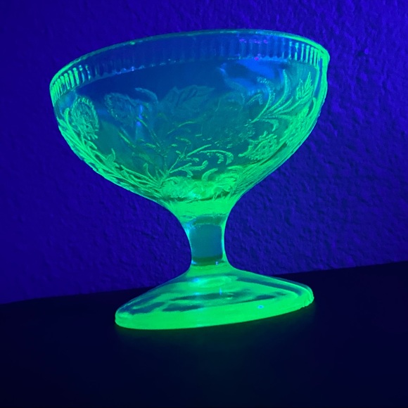 Green Vintage Uranium Depression Strawberry Sherbert Champagne Glass - Picture 5 of 5